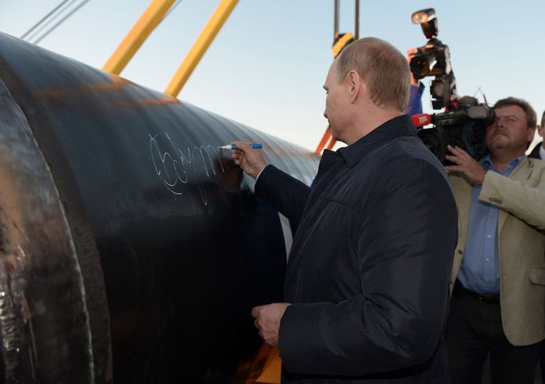 De Russische president Poetin ondertekent het eerste stuk van de Power of Siberia-gaspijplijn naar China.  Beeld Reuters