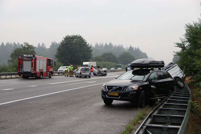 Bij het ongeval op de A1 bij Apeldoorn kwam een auto op de kop terecht.