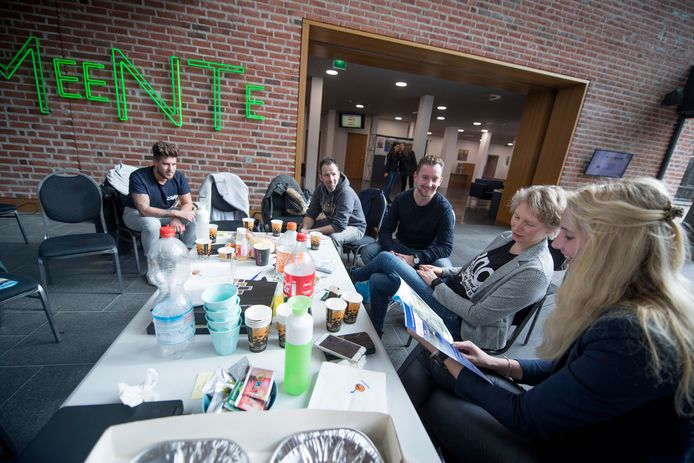 In de hal van het gemeentehuis wachten de kanshebbers op de start van de kavelverkoop.