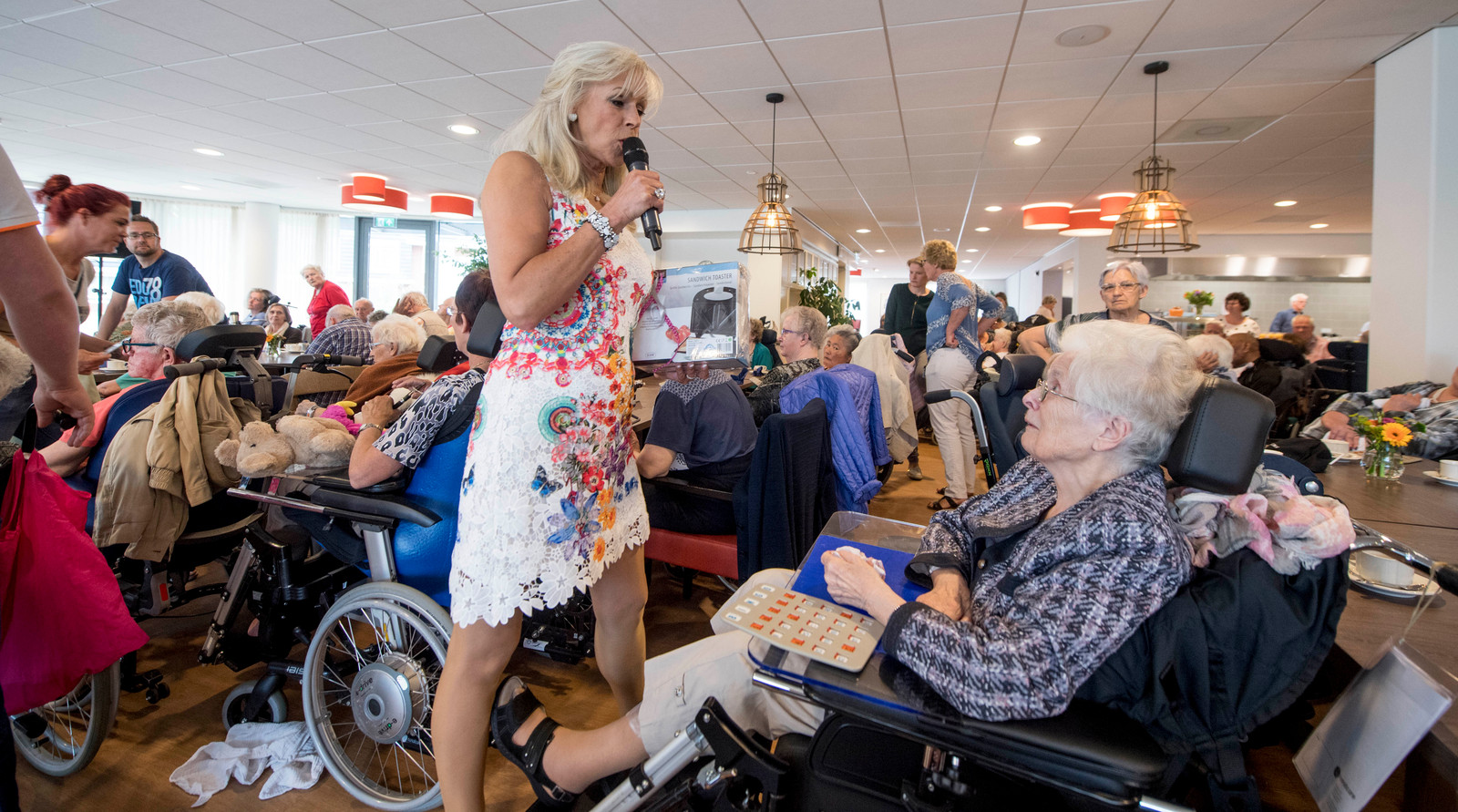 Marga Bult Opent Feestweek Van Huis Eugeria In Almelo Foto Tubantianl