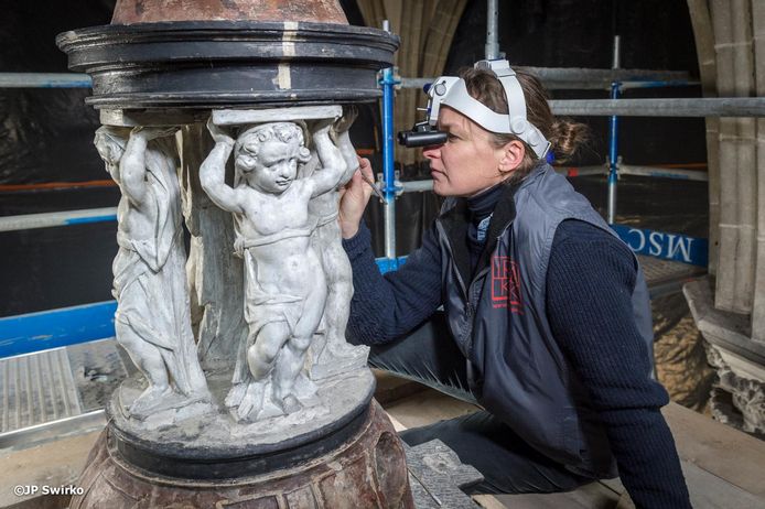 De toren is versierd met niet minder dan 38 beelden en talrijke reliëfs.