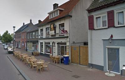 Als café De Klomp de motorbende weigert, slaat de vlam in de pan: bezoekers krijgen klappen en het meubilair vliegt door lucht