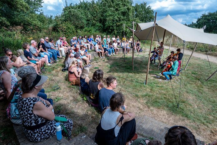 Festival de Oversteek: theater in de kas en muziek in de boomgaard ...