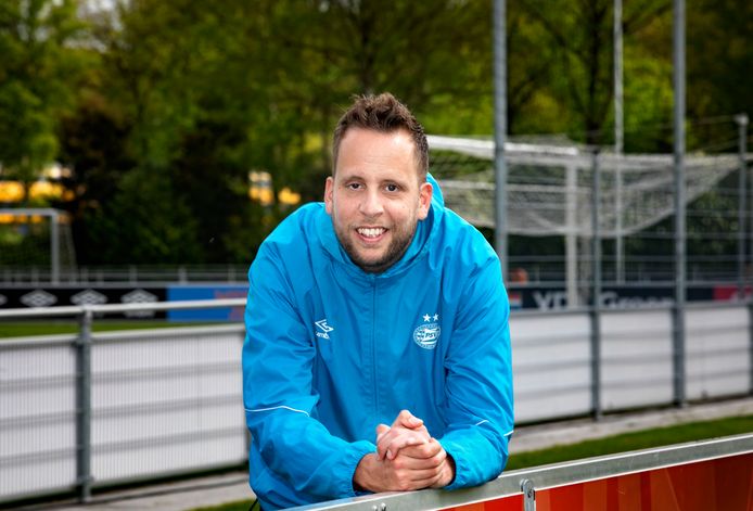 Joop Oosterveld als jeugdtrainer bij PSV.