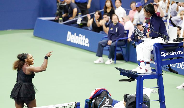 Serena Williams discussieert met umpire Carlos Ramos tijdens de finale van de US Open.  Beeld EPA