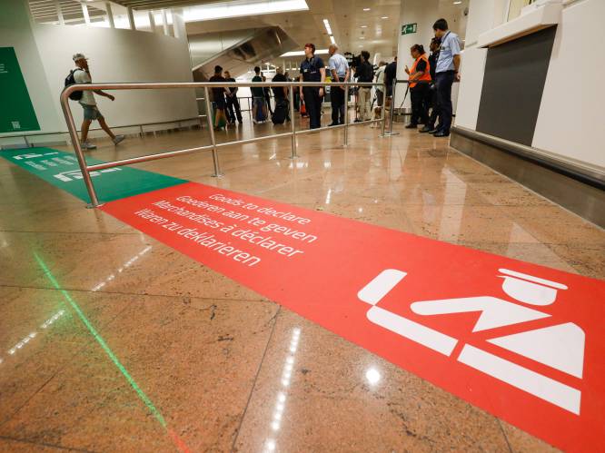 Net voor grote vakantie-uittocht neemt luchthaven nieuwe controlezone douane in gebruik