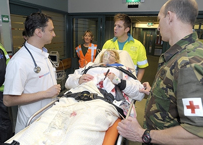 Militaire verplegers schieten de ziekenhuizen te hulp (beeld van een oefening ter illustratie).