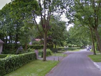 Inbrekers klimmen via container op dakrand van huis en slaan raam in: woning doorzocht maar geen buit
