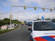 Auto knalt tegen regelkast van stoplichten en zorgt voor verkeerschaos op N211