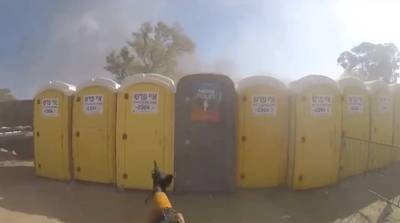 Nieuwe video toont hoe Hamas-militant lukraak op toiletten van Israëlisch muziekfestival schiet: “Ze doden gewoon”