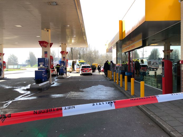 Hulpdiensten bij het tankstation in Velp na het steekincident.