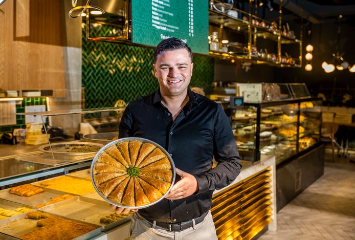 Nu met de Ramadan is het ontzettend druk bij Serifoglu in Rotterdam. Na de iftarmaaltijd gaan veel mensen even snel een baklava nuttigen met een Turks theetje erbij.