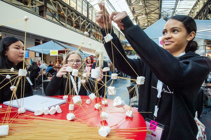 Een constructie bouwen van spaghetti en marshmallow blijkt nog niet zo makkelijk. Zeventig meiden uit 2 vmbo van het CT Storkcollege doen mee aan de eerste Girlsday van het ROC van Twente.
