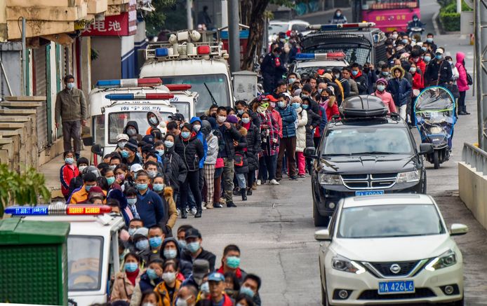 Mensen staan in de rij om gezichtsmaskers te kopen in China.