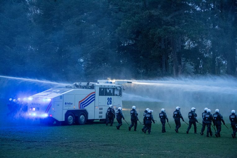De politie zette het waterkanon in om het park te ontruimen. Beeld Photo News