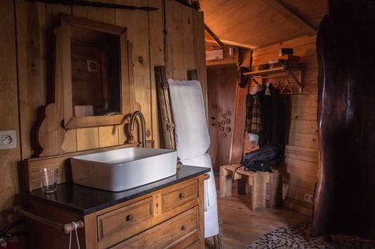 La salle de bain et bien grande et la douche en bois, à elle seule, vaut le détour.