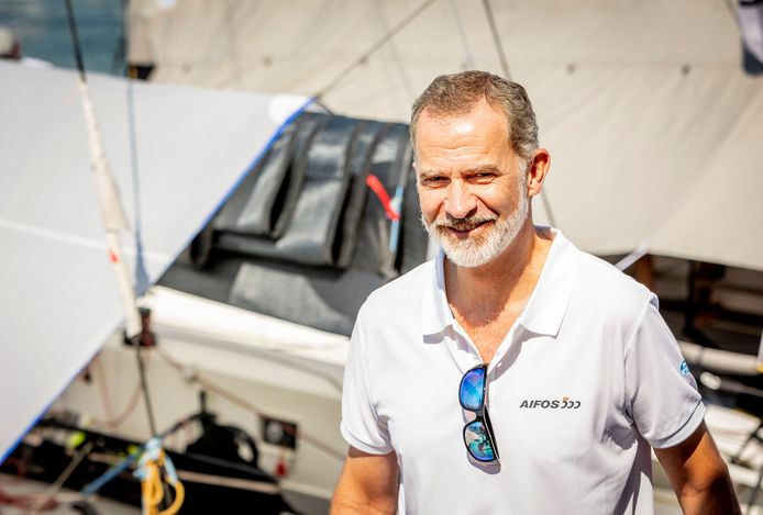 Konin Phillip al timone di uno yacht a vela.