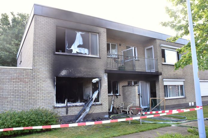 De brand op de sociale woonwijk Biezenhof in Roeselare ontstond in het onderste appartement aan de linkerzijde. Ook de andere flats liepen schade op.