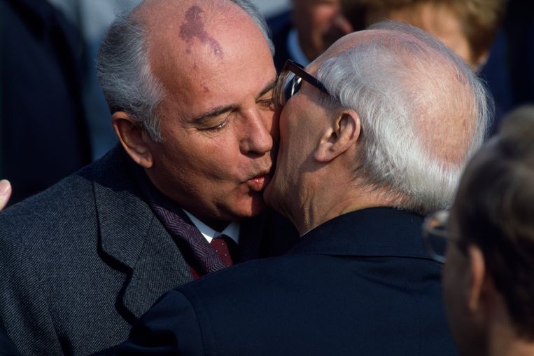 Gorbatsjov begroet Erich Honecker, leider van de DDR, in oktober 1989. Een maand later viel de Berlijnse Muur. Beeld Sygma via Getty Images
