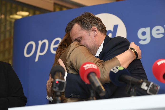 Een emotionele De Backer omhelsde Open Vld-voorzitter Gwendolyn Rutte bij zijn aankondiging dat hij uit de politiek stapt.