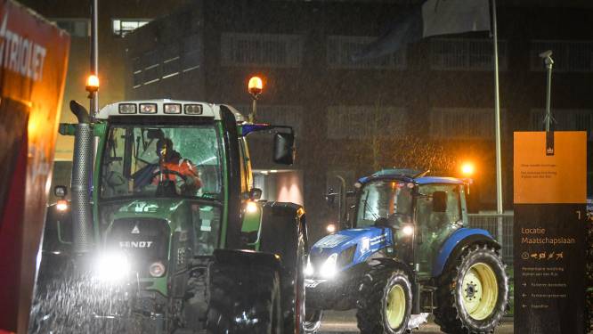 Boeren protsteren weer bij gevangenis waar Johan R. vastzit, toeterende tractoren voor ingang   