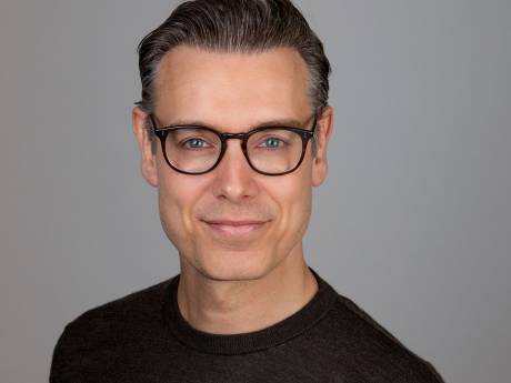 Hij begint zich een beetje zorgen te maken over zijn erectieprobleem