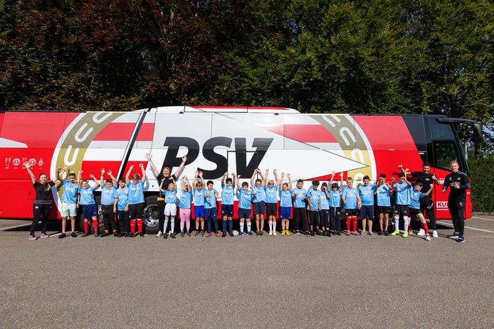 150 kinderen uit Eindhoven mogen deze week op het trainingscomplex van PSV trainen.
