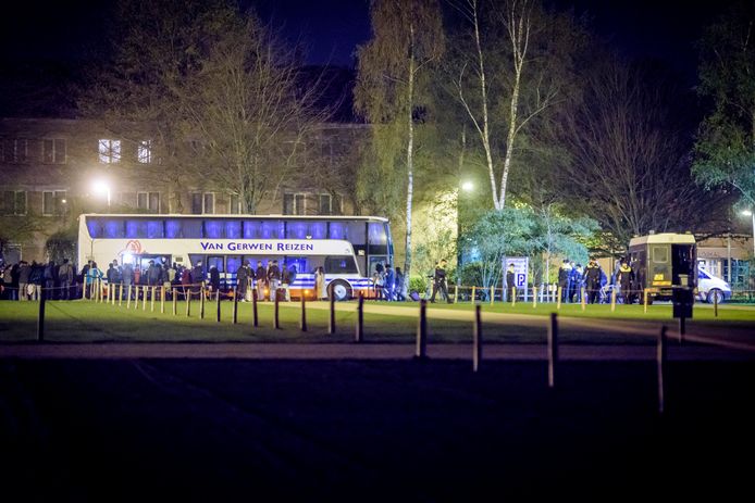 Eritreeërs worden met bussen bij de Koningshof weggevoerd.