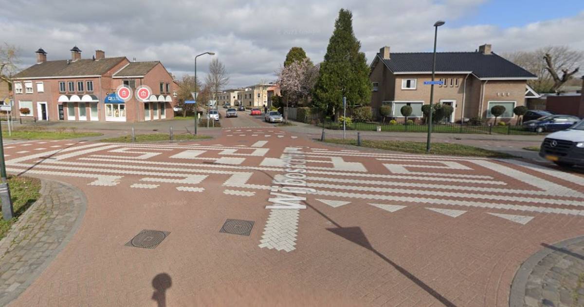 Tas met laptop van meisje blijft na aanrijding aan auto hangen, bestuurder laat slachtoffer achter.