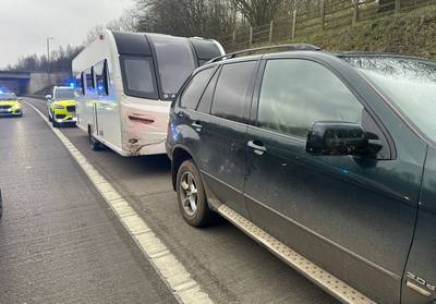 Bestuurder van BMW met gestolen caravan op Britse snelweg blijkt slechts 11 jaar oud