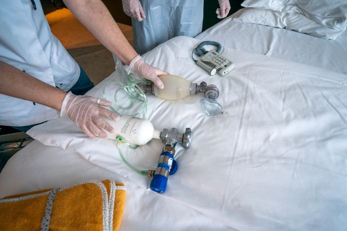 Een hotelkamer in een speciaal ingericht geboortecentrum in een hotel in Uden. Zwangere vrouwen in Brabant kunnen daar poliklinisch bevallen. Het centrum is bedoeld om ziekenhuizen te ontlasten, nu ze zo druk zijn met de zorg van coronapatienten.