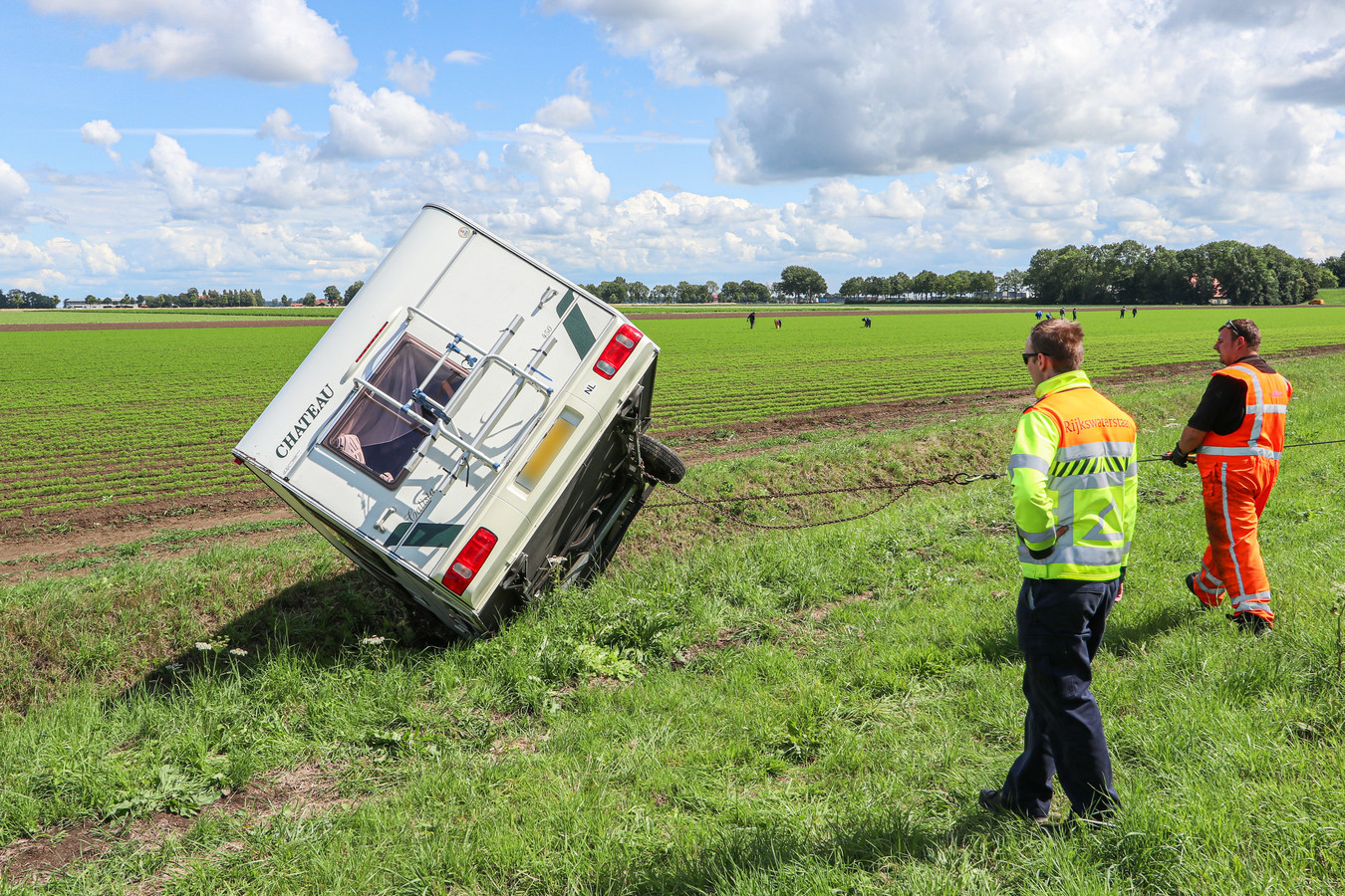 Brig Monetair meubilair Net gekocht en dan gaat het al mis: caravan schiet los van trekhaak | Foto  | ed.nl