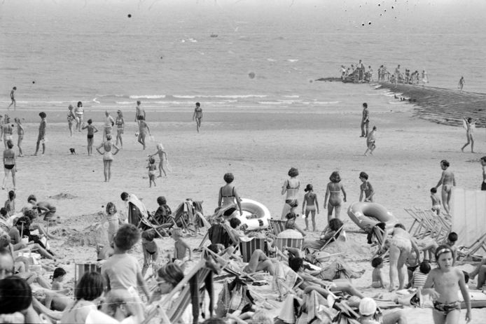 Mensen op het strand van Knokke-Heist in 1976.