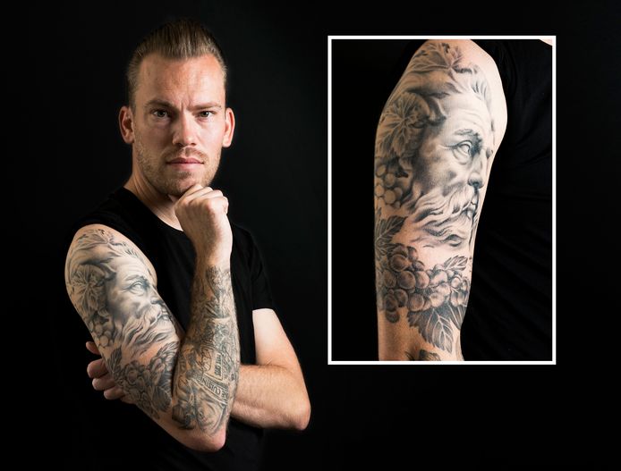 Topkok Ollie Schuiling heeft  culinaire tattoos op zijn arm.