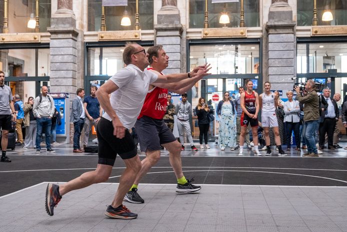 Ben Weyts en Bart De Wever spelen een potje basketbal in het Centraal Station.