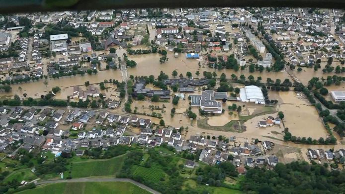 Een luchtbeeld van de overstroomde stad Bad Neuenahr - Ahrweiler