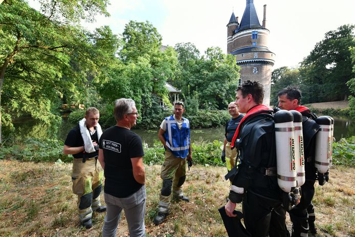De brandweer uit Wijk bij Duurstede helpt vrijwillig mee met zoeken.