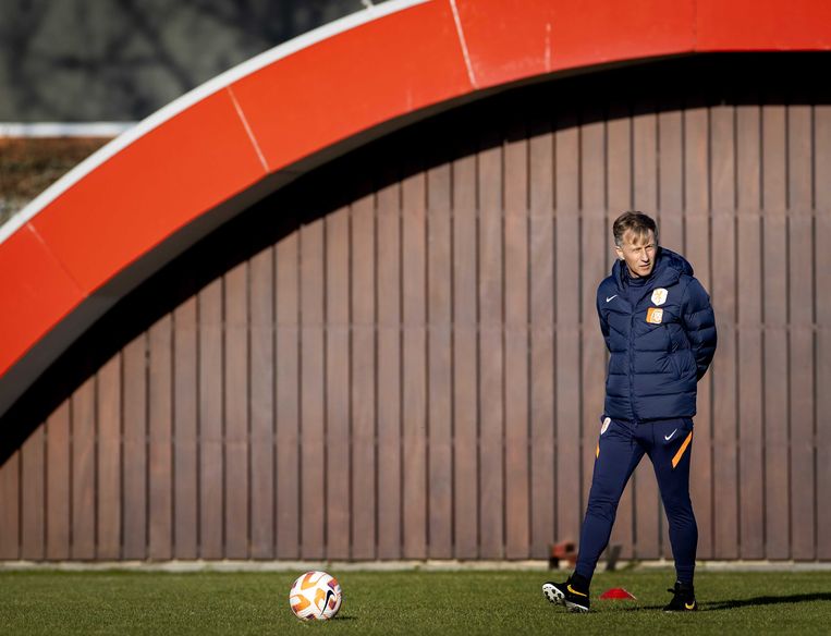 Bondscoach Andries Jonker tijdens een training van de Nederlandse voetbalsters in aanloop naar twee oefeninterlands ter voorbereiding op het WK komende zomer in Australië en Nieuw-Zeeland. Beeld ANP