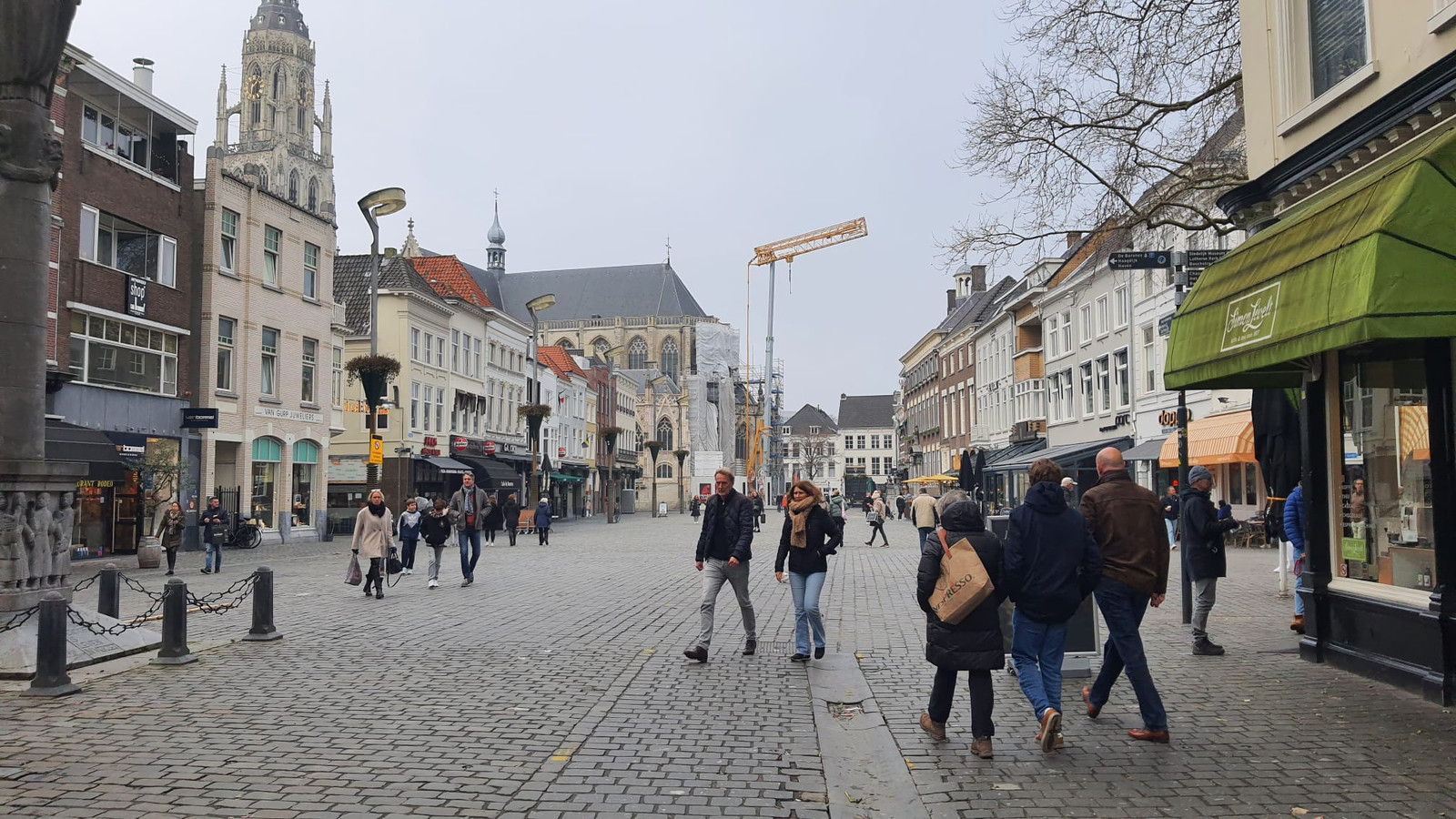 De drukte neemt langzaam toe in de binnenstad van Breda. Daarentegen blijven de meeste cafés dicht.