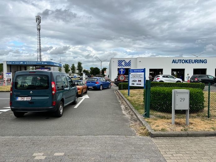 File nabij autokeuring Brugge.