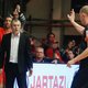 Ziedende Charleroi-coach Bozzi gooit basketbal naar ref