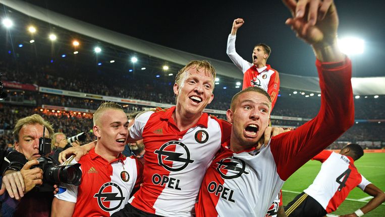 Op de achtergrond torent Michiel Kramer boven zijn teamgenoten uit en juicht naar het legioen in de Kuip. Beeld Guus Dubbelman