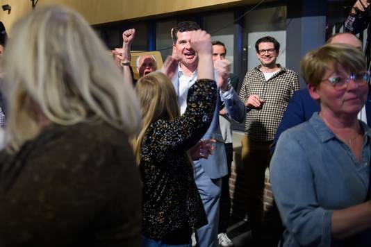 Made - Pix4Profs/René Schotanus. Verkiezingsavond Drimmelen. Jürgen Visser en enkele van zijn partijleden (Groen Drimmelen) juichen bij een gunstige tussenstand.