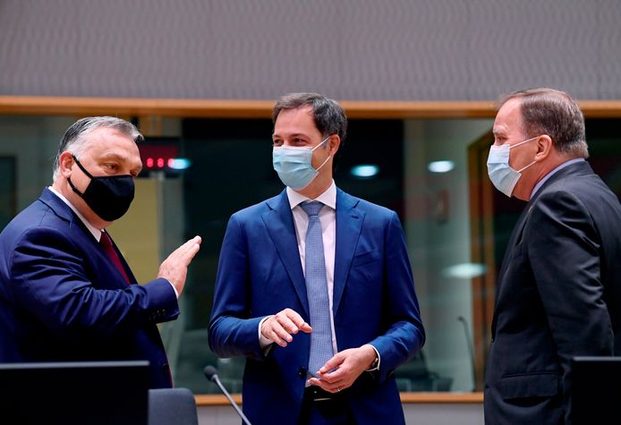 Alexander De Croo avec Viktor Orban (à gauche) lors d'un sommet européen à Bruxelles, en mai dernier.