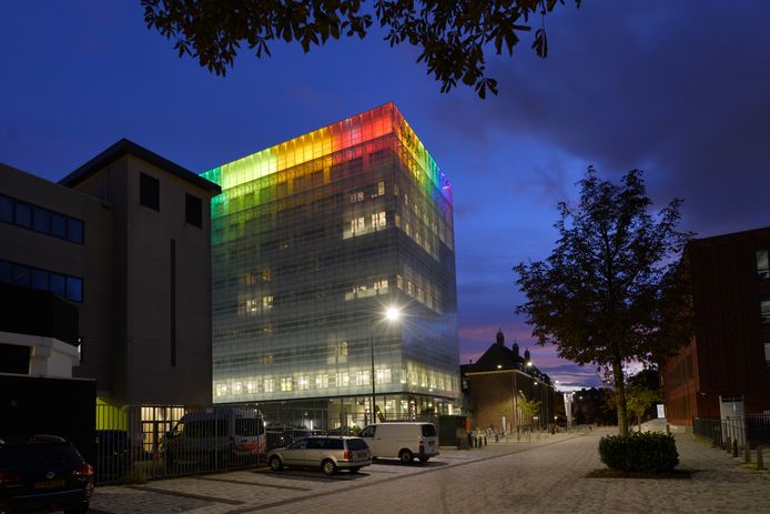 Het Epy Drostgebouw van Saxion in regenboogkleuren