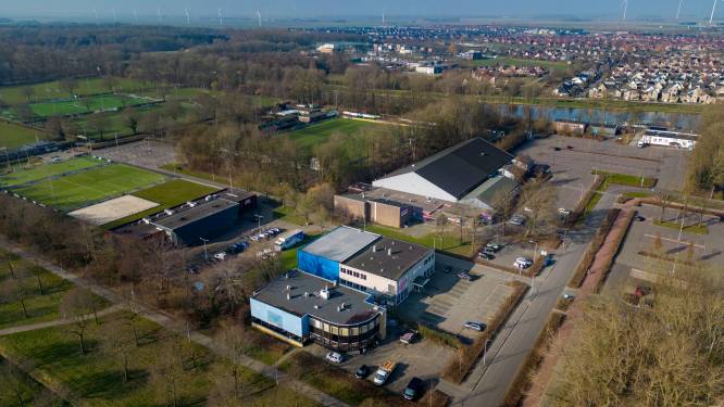 Wonen er straks arbeidsmigranten in Drontense sportschool? Buurt is er niet blij mee: ‘Kinderen fietsen er langs’   