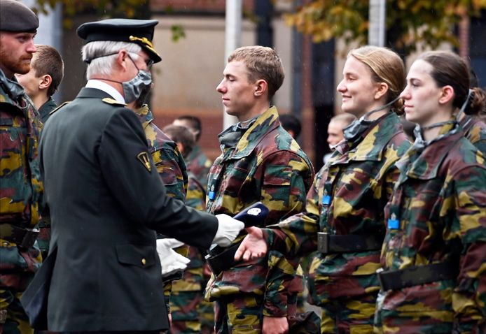 Prinses Elisabeth krijgt de blauwe baret uit handen van haar papa koning Filip.