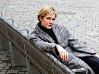 ‘Dertigers’-actrice Emma Moortgat over naaktzwemmen en alleen op stap gaan. “Tegen onbekenden leuteren is zalig”