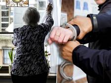 Mannen proberen 97-jarige vrouw op te lichten, maar dan grijpt zorgpersoneel in