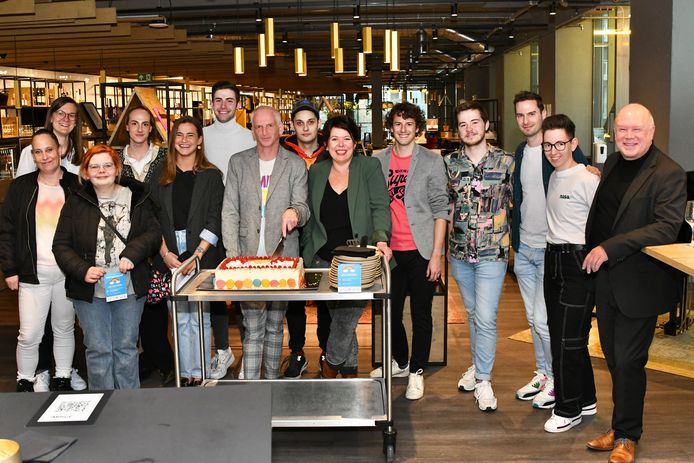 Het Regenboogcafé werd officieel geopend in het ARhuscafé.